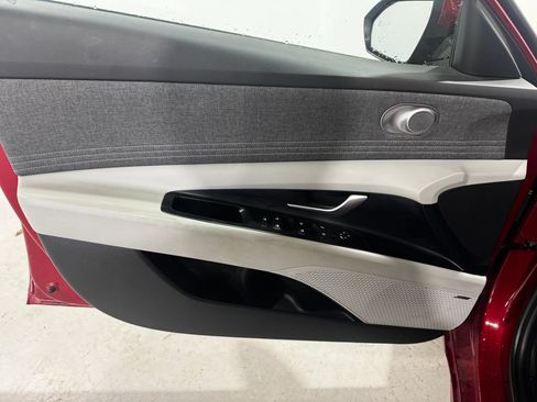 Used 2025 Hyundai Elantra Limited FWD image 17