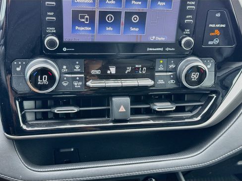 Used 2020 Toyota Highlander XLE AWD/4WD image 12