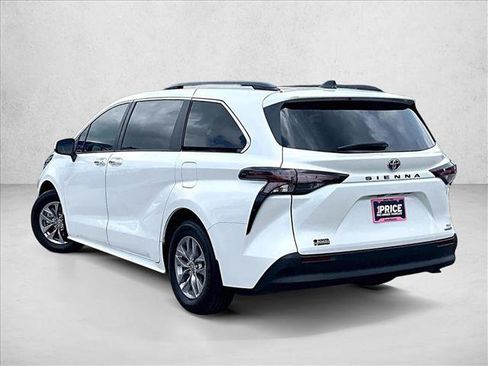 Used 2024 Toyota Sienna XLE w/ XLE Plus Package FWD image 13