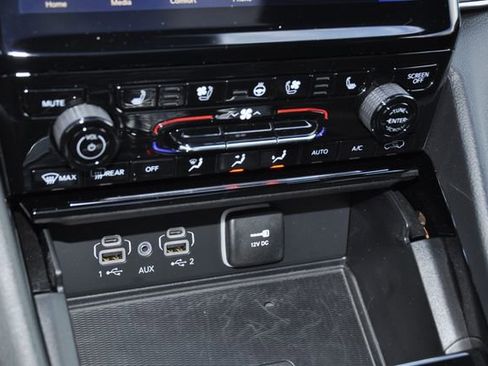 Used 2024 Jeep Grand Cherokee Overland w/ Luxury Tech Group IV image 31