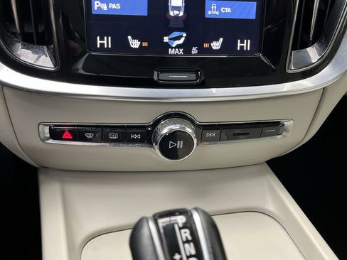 Used 2019 Volvo S60 T6 Momentum w/ Premium Package image 21