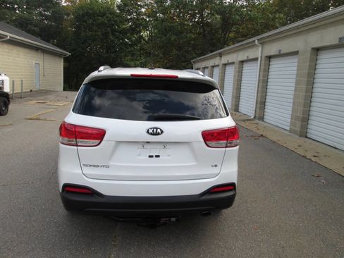 Used 2016 Kia Sorento LX image 9