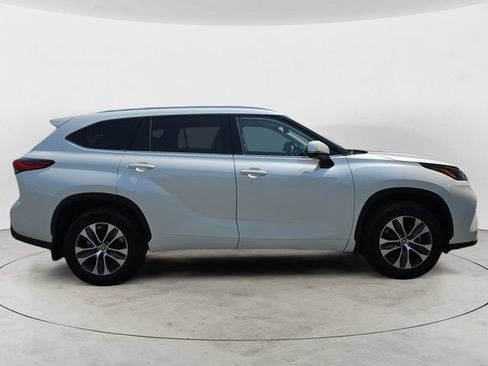 Used 2021 Toyota Highlander XLE AWD/4WD image 4