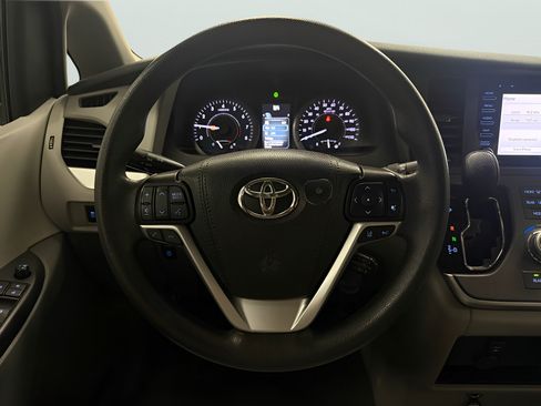 Used 2020 Toyota Sienna LE FWD image 18