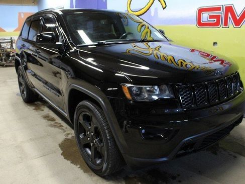 Used 2019 Jeep Grand Cherokee Laredo image 4