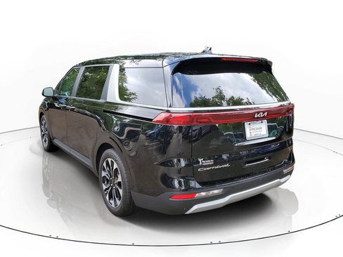 Used 2022 Kia Carnival EX FWD image 4