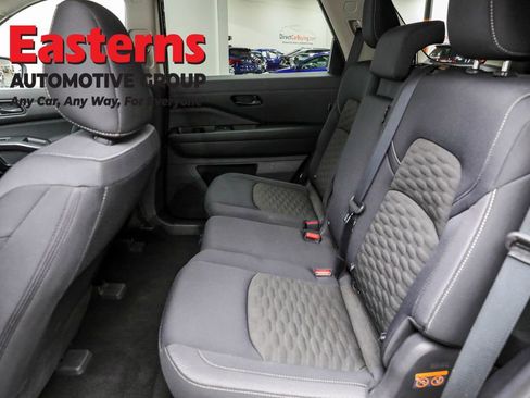 Used 2024 Nissan Pathfinder S image 22