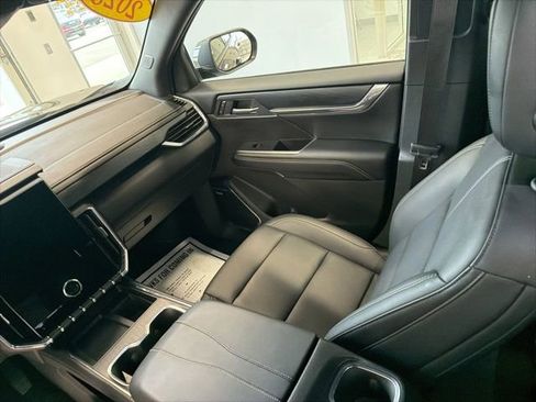 Used 2025 GMC Acadia Elevation w/ Elevation Premium Package AWD/4WD image 24