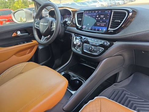 Used 2022 Chrysler Pacifica Pinnacle FWD image 18