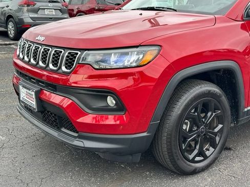 Used 2025 Jeep Compass Latitude AWD/4WD image 9