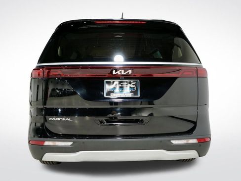 Used 2023 Kia Carnival EX image 8