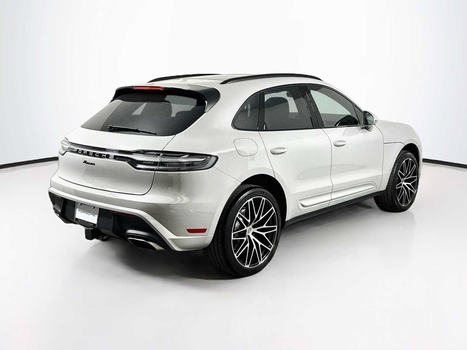 Certified 2025 Porsche Macan AWD/4WD image 9