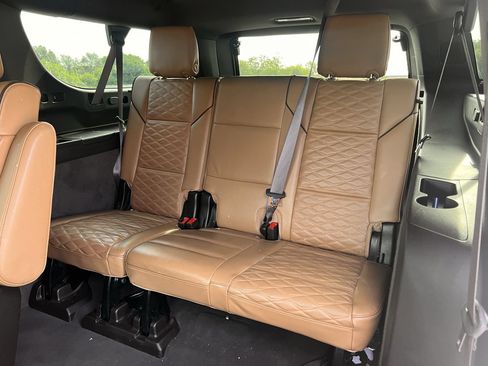 Used 2023 Cadillac Escalade ESV Premium Luxury AWD/4WD image 28