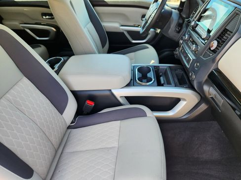 Used 2024 Nissan Titan SV w/ SV Convenience Package image 11