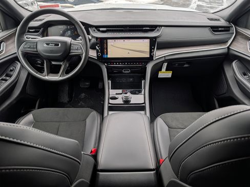 New 2026 Jeep Grand Cherokee Altitude image 8