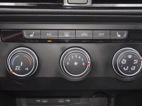 Used 2022 Volkswagen Taos SE FWD image 18
