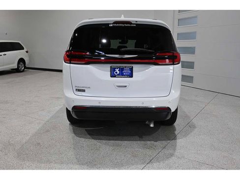 Used 2022 Chrysler Pacifica Touring-L FWD image 7