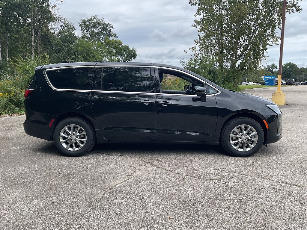 New 2027 Chrysler Pacifica Select AWD/4WD image 4