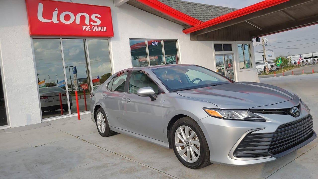 Used 2021 Toyota Camry LE FWD image 3