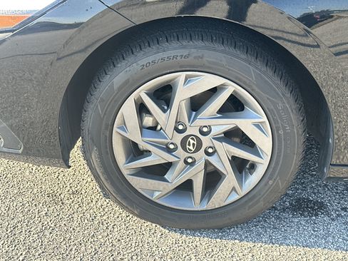 Used 2024 Hyundai Elantra SEL FWD image 11
