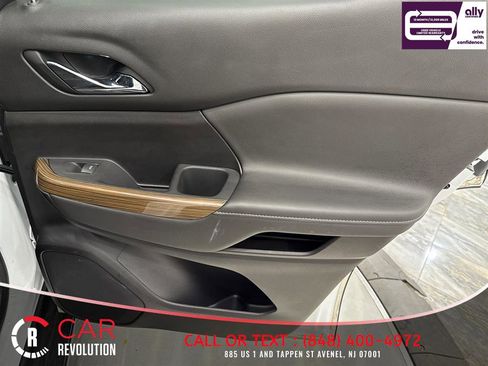 Used 2023 GMC Acadia SLE w/ Driver Convenience Package FWD image 47