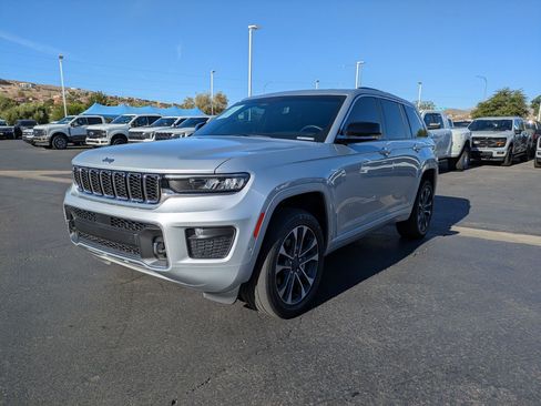 Used 2023 Jeep Grand Cherokee Overland w/ Luxury Tech Group IV AWD/4WD image 7