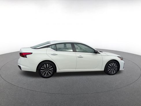 Used 2025 Nissan Altima 2.5 SV FWD image 15