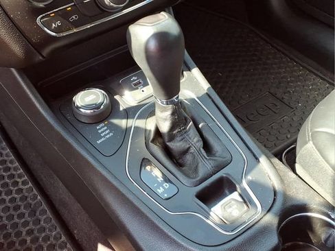 Used 2019 Jeep Cherokee Latitude Plus w/ Cold Weather Group AWD/4WD image 11