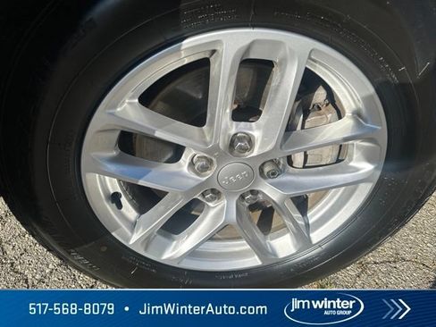 Used 2021 Jeep Grand Cherokee L Laredo w/ Luxury Tech Group I AWD/4WD image 3