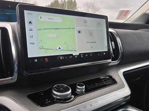 Used 2025 Ford Expedition Platinum image 25