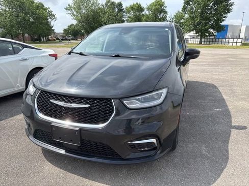 Used 2023 Chrysler Pacifica Touring-L FWD image 4