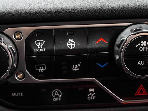 Used 2024 Jeep Gladiator Rubicon w/ Technology Group AWD/4WD image 32