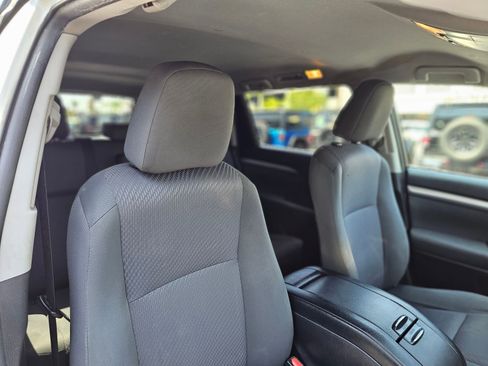Used 2019 Toyota Highlander LE FWD image 25