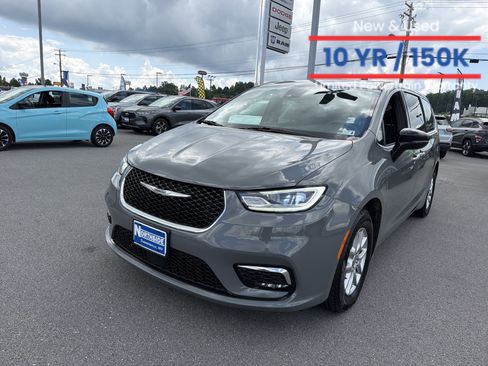 Used 2025 Chrysler Pacifica Select FWD image 1