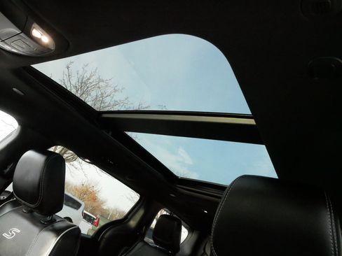 Used 2023 Chrysler Pacifica Limited w/ S Appearance Package image 32