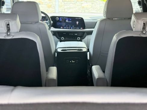 Certified 2025 Chevrolet Suburban Premier AWD/4WD image 22