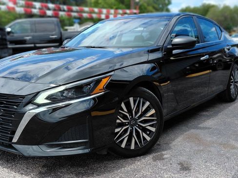 Used 2025 Nissan Altima 2.5 SV FWD image 2