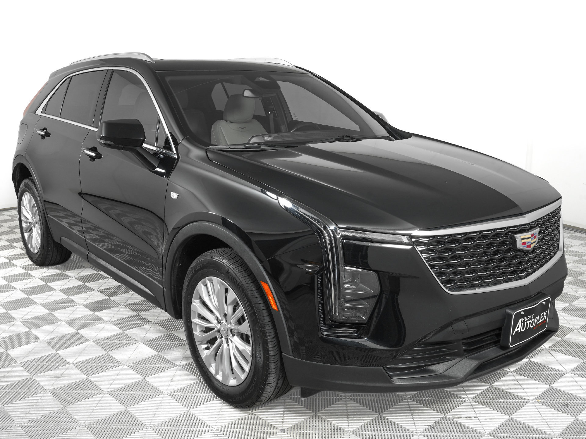 Used 2024 Cadillac XT4 Luxury w/ Cold Weather Package FWD image 3