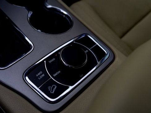 Used 2020 Jeep Grand Cherokee Limited w/ Luxury Group II AWD/4WD image 17