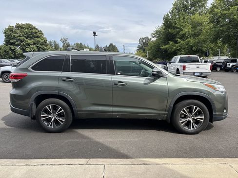 Used 2017 Toyota Highlander LE AWD/4WD image 4