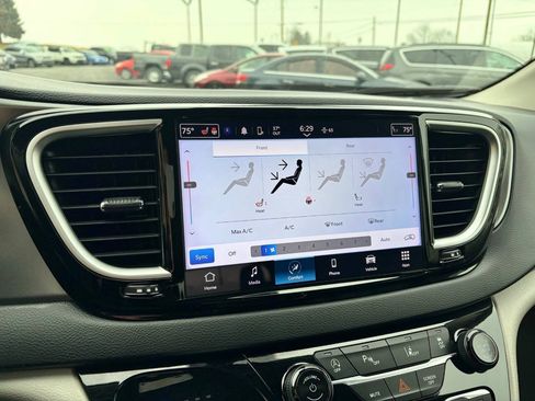 Used 2024 Chrysler Pacifica Touring-L FWD image 27