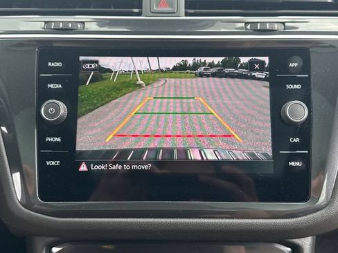 Used 2022 Volkswagen Tiguan SE AWD/4WD image 30