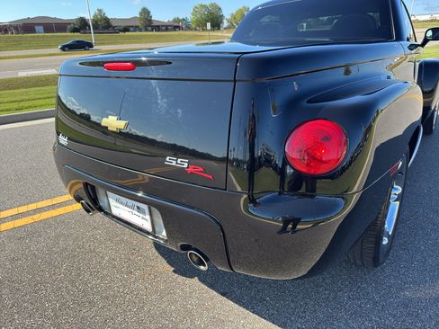 Used 2004 Chevrolet SSR w/ Preferred Equipment Group image 9