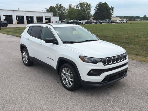 Used 2022 Jeep Compass Latitude w/ Sun and Sound Group AWD/4WD image 7