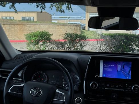 Used 2025 Toyota Highlander LE FWD image 31