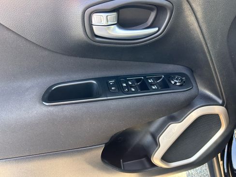 Used 2017 Jeep Renegade Latitude FWD image 10