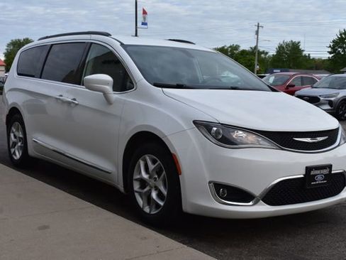 Used 2017 Chrysler Pacifica Touring-L w/ Tire & Wheel Group FWD image 11