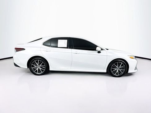 Used 2022 Toyota Camry XLE image 11