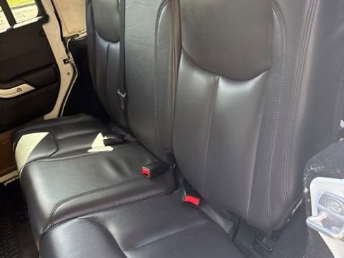 Used 2015 Jeep Wrangler Unlimited Sahara w/ Connectivity Group image 17