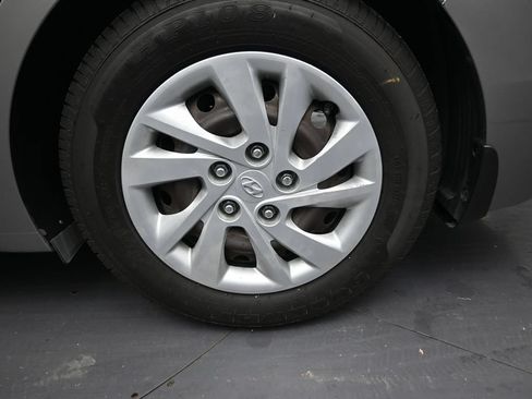 Used 2020 Hyundai Elantra SE FWD image 10